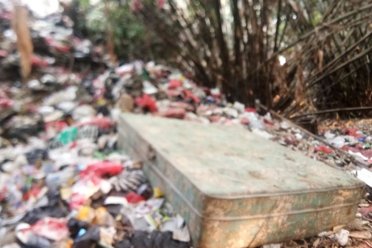 Sebuah kasur busa (spring bed) terlihat di antara tumpukan sampah di aliran Kali Baru, Desa Cilebut Barat, Kecamatan Sukaraja, Kabupaten Bogor, Kamis (5/9/2019).