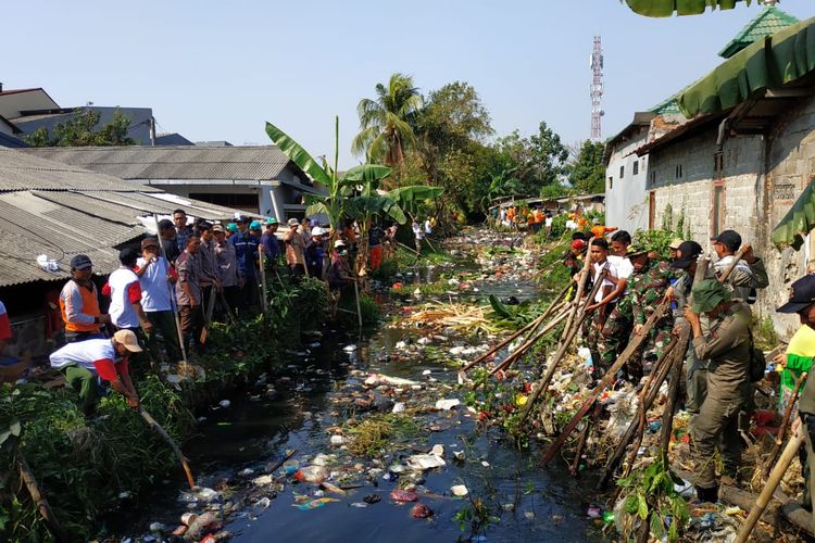 Sampah yang memenuhi Kali Bahagia atau Kali Busa di Kelurahan Bahagia, Kecamatan Babelan, Kabupaten Bekasi dibersihkan, Kamis (1/8/2019).