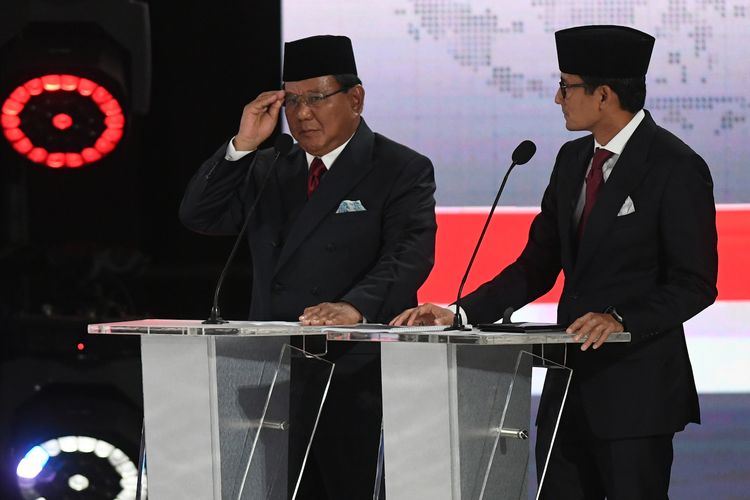 Pasangan nomor urut 02 Prabowo Subianto dan Sandiaga Uno  mengikuti debat kelima  Pilpres 2019 di Hotel Sultan, Jakarta, Sabtu (13/4/2019). Debat kelima tersebut mengangkat tema Ekonomi dan Kesejahteraan Sosial, Keuangan dan Investasi serta Perdagangan dan Industri. ANTARA FOTO/Wahyu Putro A/hp.