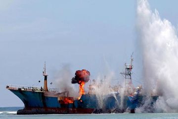 Kapal asing Fishing Vessel (FV) Viking dikaramkan dan diledakkan bagian lambungnya di Pantai Barat, Pangandaran, Kabupaten Pangandaran, Jawa Barat, Senin (14/3/2016). Kapal FV Viking yang juga merupakan buronan Interpol ini tertangkap di Tanjung Pinang, Kepulauan Riau, pada Februari lalu. Peledakan ini menjadi bagian dari kampanye perlawanan penangkapan ikan ilegal oleh Kementrian Kelautan dan Perikanan.