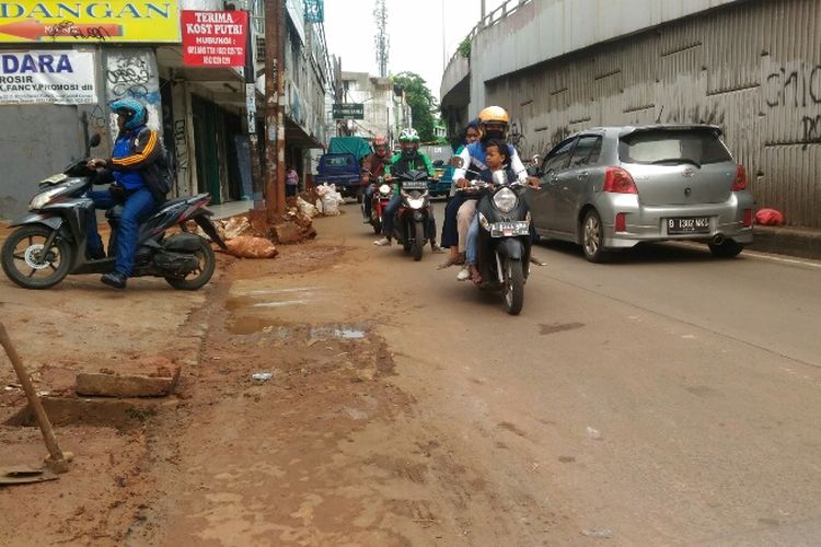 Sejumlah pengendara sepeda motor nekat melawan arah di Jalan Ir H Juanda, tepat di bawah jalan layang Ciputat, Tangerang Selatan, Rabu (31/1/2018).