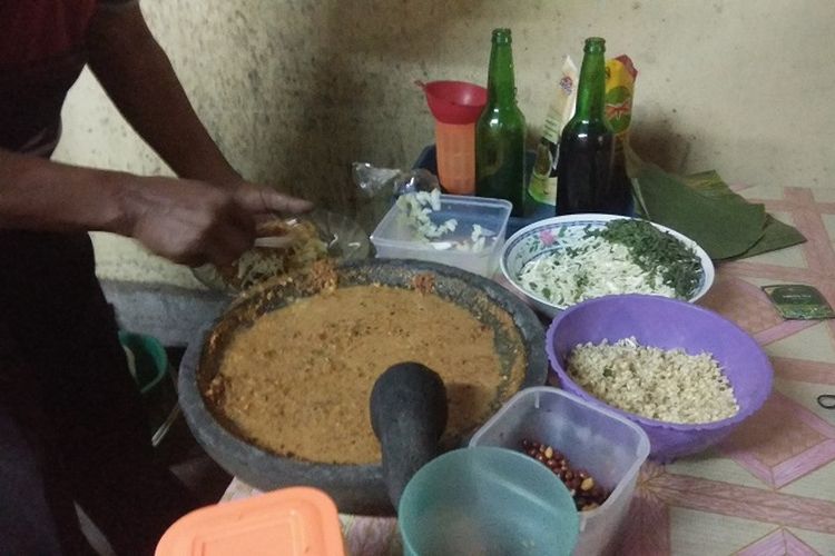 Penjual Warung Tahu Tepo Mbok Nem, Sunarno (60) sedang menyiapkan kuliner tahu tepo di warungnya di bilangan Jalan Dr. Soetomo, Ngawi, Jawa Timur. Tahu tepo merupakan salah satu kuliner khas Ngawi yang wajib dicoba.