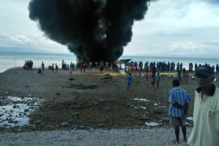 Kapal pengangkut BBM terbakar di pantai Desa Wakal, Kecamatan Leihitu, Kabupaten Maluku Tengah, Minggu siang (24/2/2019)