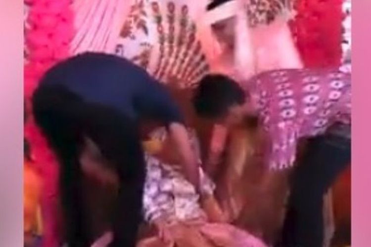 Video seorang pengantin wanita pingsan di pelaminan setelah dipeluk oleh mantan pacarnya yang datang menghadiri pesta pernikahan viral di media sosial.
