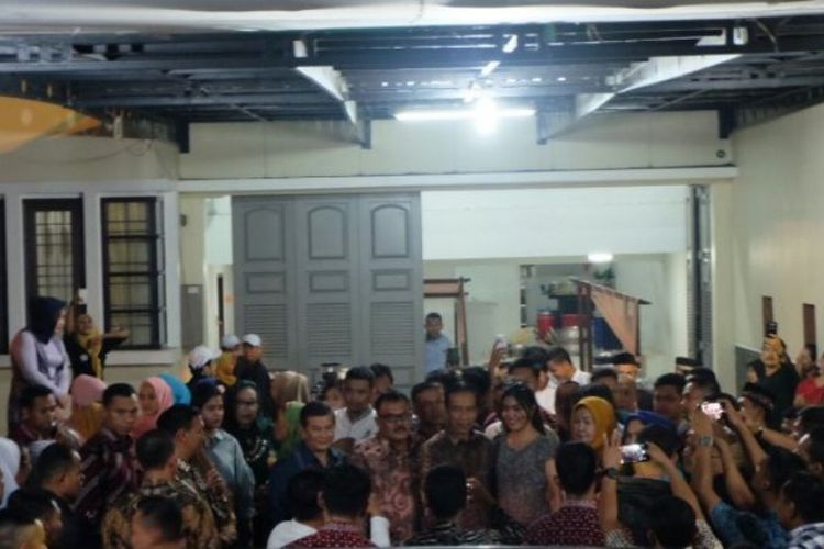 Presiden RI Joko Widodo diserbu para tamu dan keluarga calon menantunya di depan rumah calon besannya di Medan, Jumat (13/10/2017).