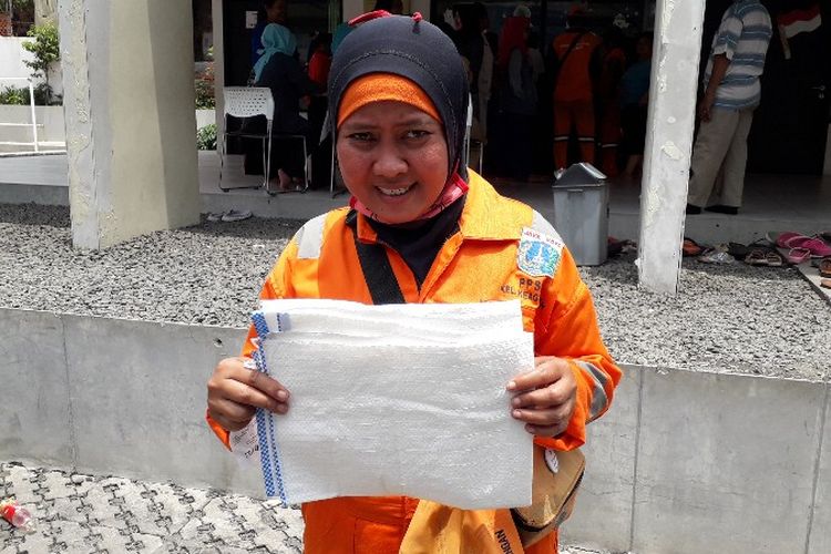 Warga memilih membawa bungkusan sendiri saat membeli pangan murah di RPTRA Matahari, Maphar, Tamansari, Jakarta Barat pada Selasa (20/2/2018).