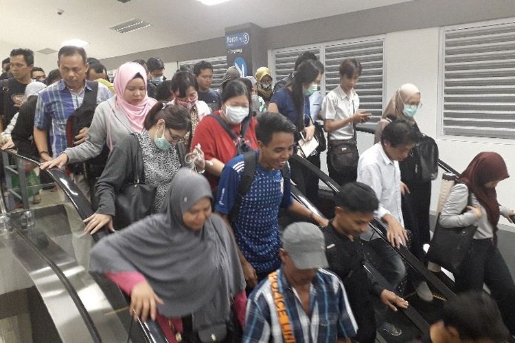 Penumpang Kereta Rel Listrik (KRL) di Peron 5 Stasiun Duri, Jakarta Barat pada Rabu (28/3/2018). 