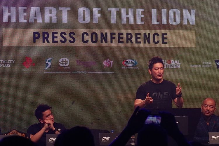 CEO One Championship, Chatri Sityodtong, saat sesi konferensi pers di Marina Bay Sands, Singapura, Rabu (7/11/2018).