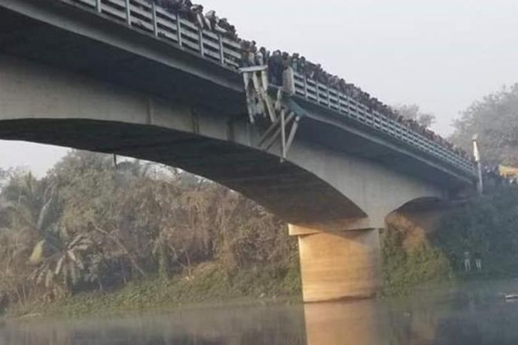 Pagar jembatan yang jebol setelah ditabrak bus yang kemudian terjun ke sungai di Murshidabad, Senin (29/1/2018).