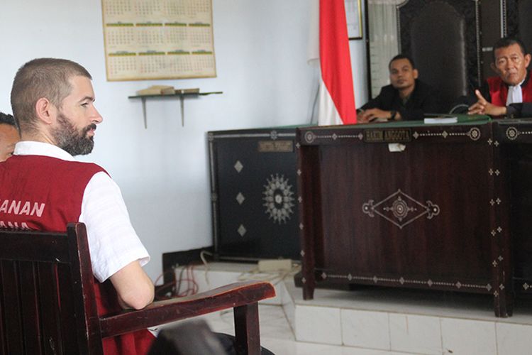 Mataram, Kompas.Com Sidang pertama Dorfin Felix (35) WNA asal Francis, terdakwa kasus kepemilikan narkotika, berlangsung di Pengadilan Negeri Mataram, Senin siang (4/3)