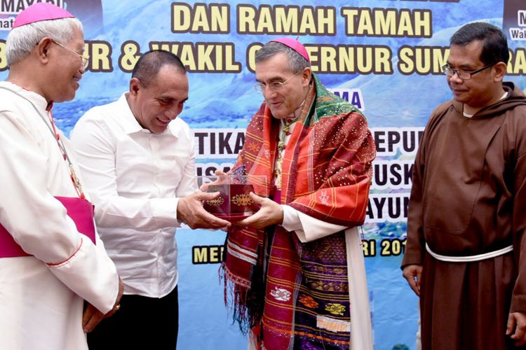  Gubernur Sumut Edy Rahmayadi memberikan cinderamata kepada Duta Besar Vatikan untuk Republik Indonesia Mgr Piero Pioppo, Sabtu (2/2/2019)
