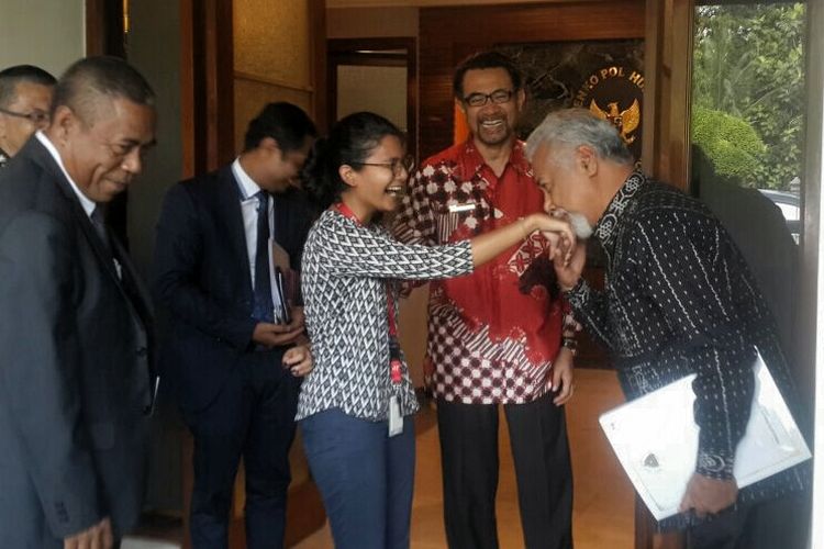 Saat Xanana Gusmao Mencium Tangan Seorang Wartawati 