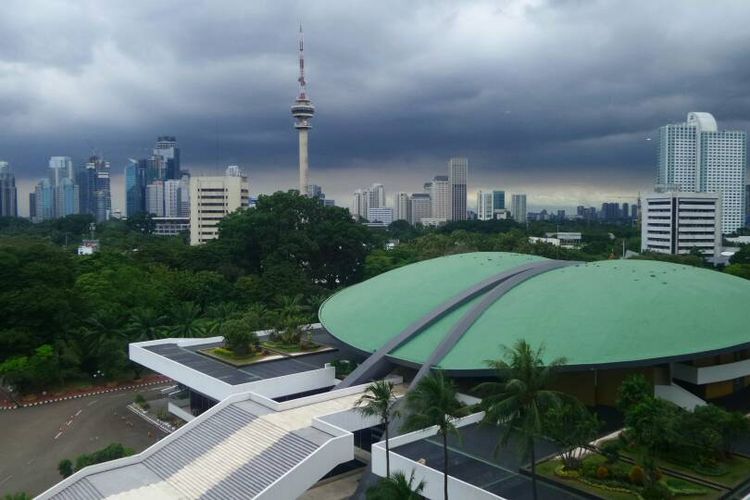 Pemandangan Kompleks DPR/MPR/DPD, di Senayan, Jakarta. Kawasan ini disebut sebagai model yang dibangun Soekarno dalam mengadopsi ruh keindonesian, khususnya dari betawi, terkait prinsip halaman dengan tanaman dan ruang air yang lebih luas dibandingkan bangunan.