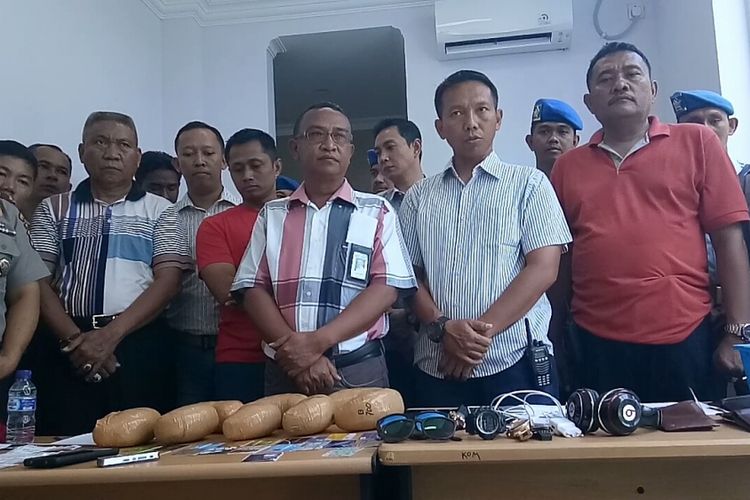 Petugas gabungan usai melakukan pemeriksaan empat calon penumpang dan barang bukti 5,7 kg sabu