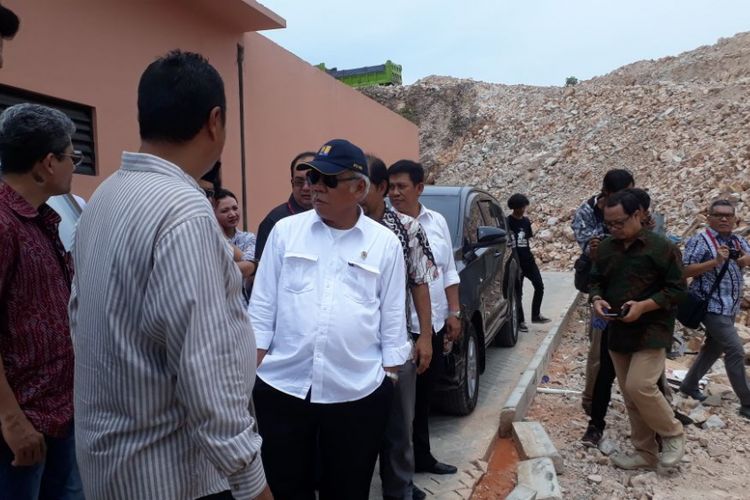 Menteri Pekerjaan Umum dan Perumahan Rakyat (PUPR) Mochamad Basuki Hadimoeljono melihat-lihat kondisi kamar dan sejumlah fasilitas yang ada di Rusunawa BTP, Batam, Kepulauan Riau.