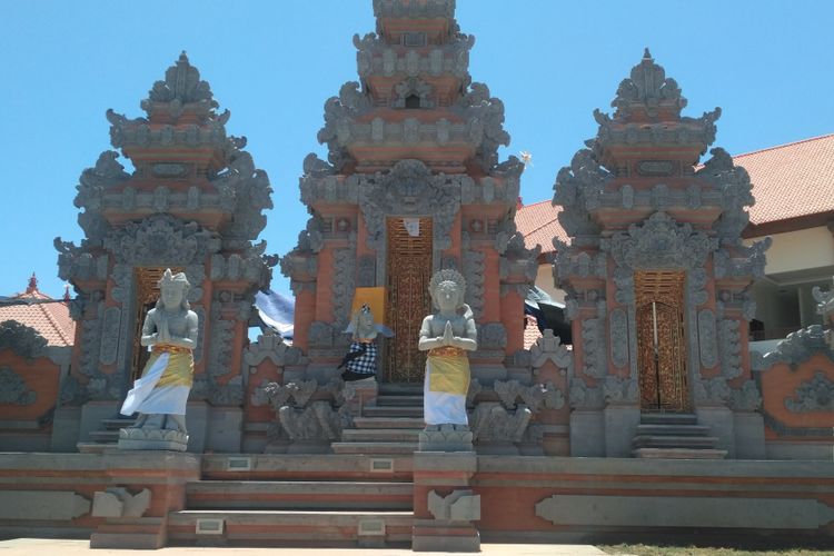 Bagian depan kompleks VIP bandara I Gusti Ngurah Rai, Bali, terdapat gapura khas Bali yang baru dibuat jelang perhelatan IMF-World Bank Annual Meeting 2018.