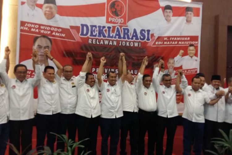 Seluruh kepala daerah Provinsi Riau saat menyatakan dukungan kepada capres Jokowi pada deklarasi relawan Projo di Hotel Aryaduta, Pekanbaru, Riau, Rabu (10/10/2018).