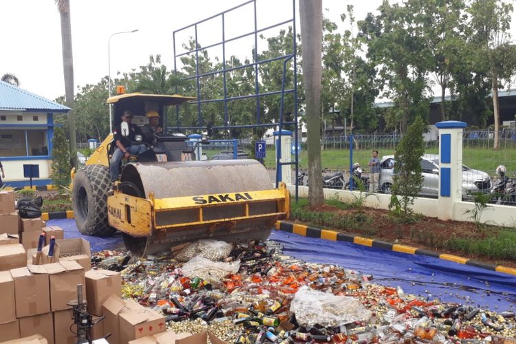Alat berat menghancurkan ribuan botol miras ilegal di Kantor Pengawasan dan Pelayanan Bea dan Cukai Bekasi, Rabu (28/11/2018).