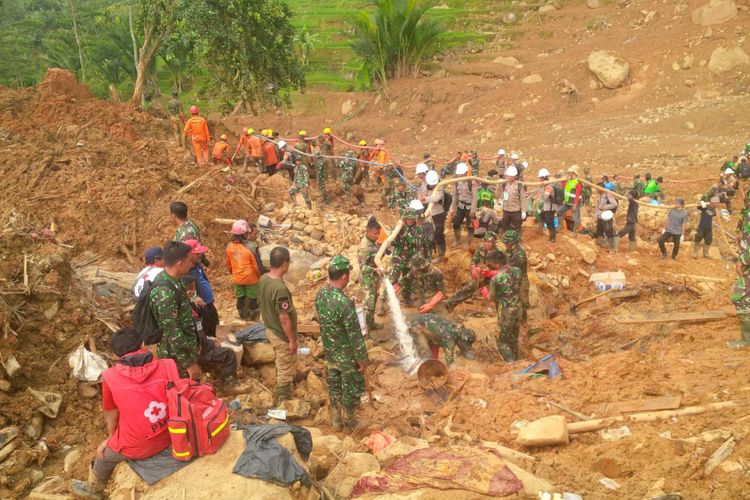 Proses pencarian terakhir satu korban bencana tanah longsor di Kampung Gareong, Dusun Cimapag, Desa Sirnaresmi, Kecamatan Cisolok, Sukabumi, Jawa Barat, Minggu (7/1/2019).
