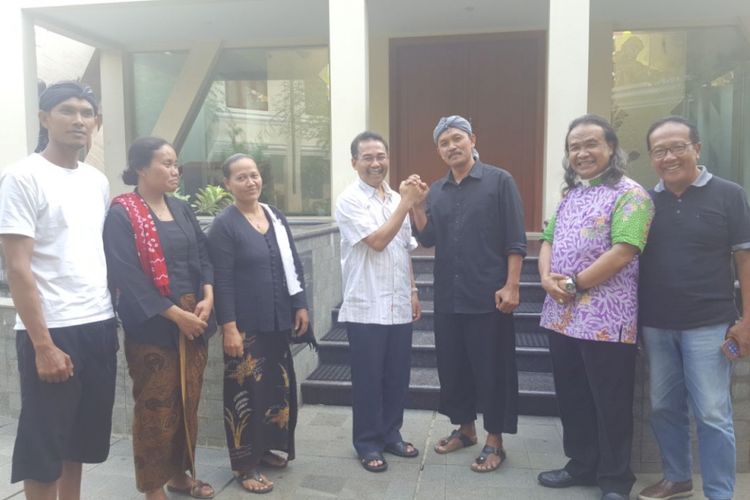 Uskup Agung Semarang Mgr Robertus Rubiyatmoko dan Gunretno bersalam komando berjuang demi keutuhan ciptaan dan kelestarian lingkungan hidup. 