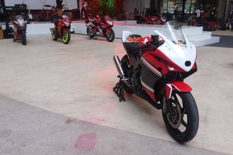 Salah satu Honda CBR hasil modifikasi milik anggota CBR Riders Club Jakarta yang tengah merayakan hari jadi komunitasnya yang ke-11 di One Bel Park Mal, Pondok Labu, Jakarta Selatan, Sabtu (18/11/2017).