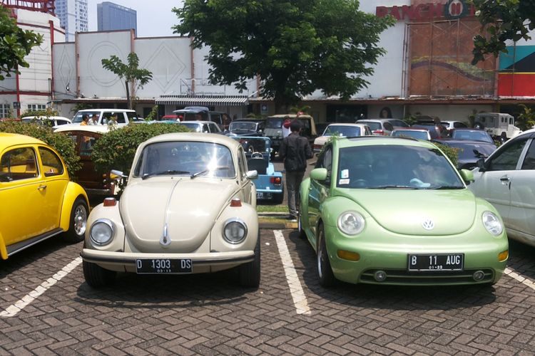Salah satu contoh Volkswagen Beetle klasik (kiri) dan modern (kanan) milik para anggota klub VW Beetle Club Indonesia.