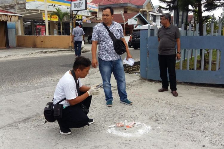 Tim Identifikasi Polresta Pekanbaru saat menemukan sebutir selongsong peluru di depan Lapas Pekanbaru, Riau, Minggu (8/7/2018). Kompas.com/Idon Tanjung