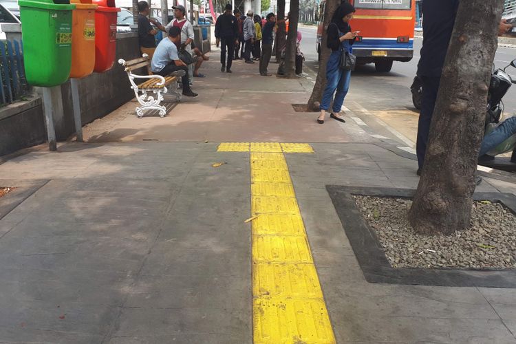 Pantauan kondisi guiding blocks yang terputus di depan Gedung Sarinah, Jakarta Pusat, Rabu (1/8/2018)