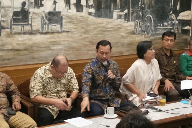 Ketua Komnas HAM Ahmad Taufan Damanik saat menggelar konferensi pers terkait evaluasi 4 tahun pemerintahan Jokowi-JK dan penegakan HAM, di kawasan Cikini, Jakarta Pusat, Jumat (19/10/2018).