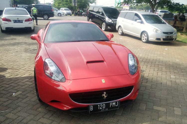 Mobil Ferrari berwarna merah yang terjaring razia di Penjaringan, Jumat (23/11/2018).