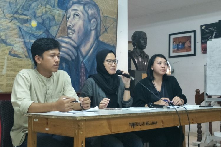 Koordinator Komisi untuk Orang Hilang dan Korban Tindak Kekerasan (Kontras) Yati Andriyani saat menggelar konferensi pers di kantor Kontras, Jakarta Pusat, Jumat (11/1/2019). 