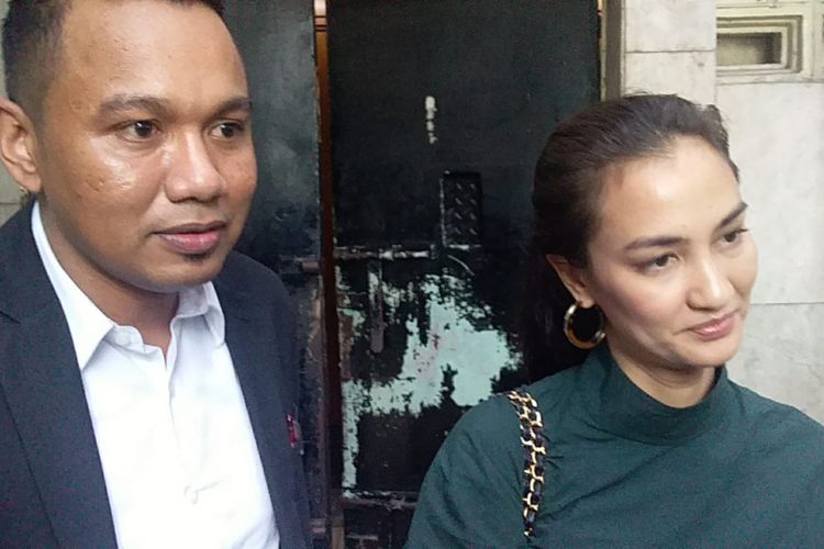 Atiqah Hasiholan dan Insank Nasruddin memberi keterangan ke Wartawan terkait dilimpahkan kasus ibunya ke Kejaksaan di Polda Metro Jaya, Kamis (31/1/2019)