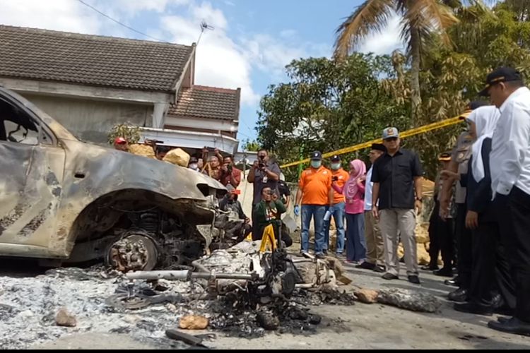 Sisa-sisa barang yang ikut terbakar di Polsek Tambelangan yang dibakar warga pada Rabu (22/5/2019). Gubernur Jawa Timur, Khofifah Indar Parawansa bersama dengan Kapolda Jatim dan Pangdam V Brawijaya meninjau kantor Polsek Tambelangan, Kamis (23/5/2019).