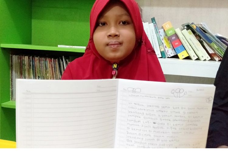 Penyintas Kanker Darah Nurul Amali (11) menunjukkan surat yang ditulisnya untuk mendukung kesembuhan Ibu Ani Yudhoyono.