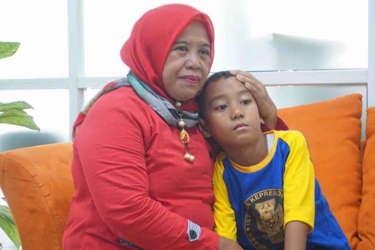 Revan dan tantenya, Syariah kini berusaha melanjutkan hidup setelah tsunami yang merenggut anggota keluarga mereka, Selasa (8/1/2018).