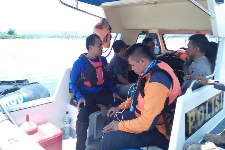 Petugas gabungan dan relawan sisir perairan Waduk Jatigede mencari nelayan yang diduga tenggelam, Minggu (17/2/2019). Dok. BPBD Sumedang