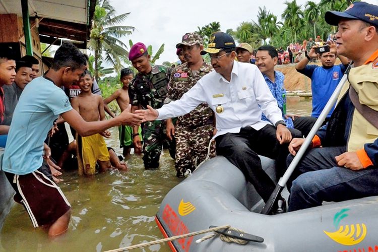 Gubernur Sumatera Utara Erry Nuradi turun langsung ke lokasi banjir di tiga kabupaten yang terdampak, Sabtu (11/11/2017)