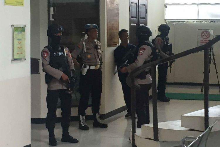 Sidang vonis terhadap terdakwa kasus terorisme Aman Abdurrahman digelar di Pengadilan Negeri Jakarta Selatan,  Jumat (22/6/2018). Penjagaan serta aturan ketat diterapkan pihak kepolisian saat persidangan berlangsung.