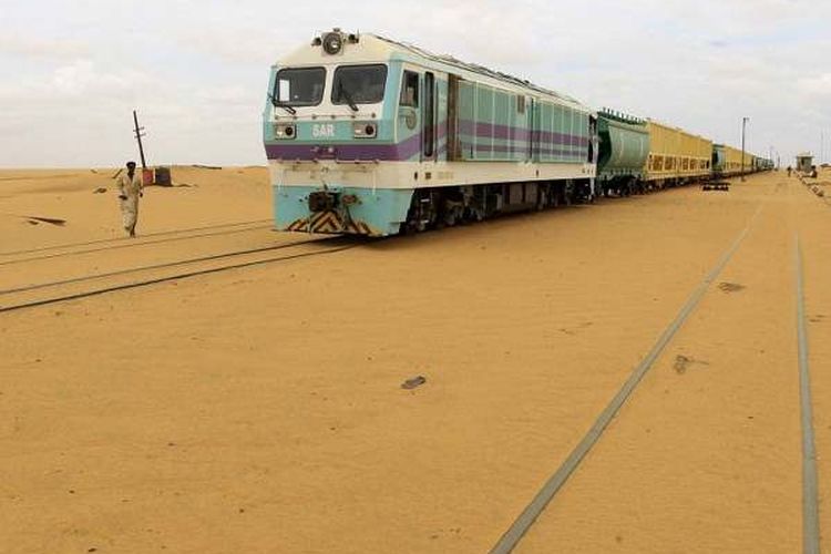 Jejak kereta api ditutupi oleh pasir sebagai akibat dari perambahan gurun pada tahun 2013 di Stasiun Kereta Api Ogrein di Sudan. (Mohamed Nureldin Abdallah / Reuters)