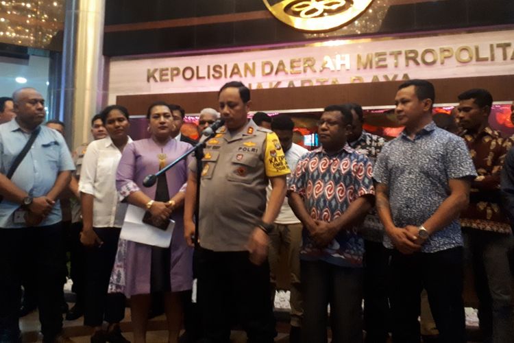 Kapolda Metro Jaya Irjen Gatot Eddy Pramono bersama perwakilan masyarakat Papua se-Jabodetabek di Polda Metro Jaya, Jakarta Selatan, Senin (19/8/2019) malam.