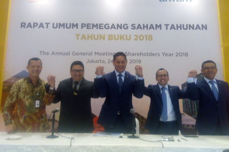 Para Direksi PT Aneka Tambang Tbk (Antam) berfoto usai melaksanakan Rapat Umum Pemegang Saham Tahunan (RUPST) Tahun Buku 2018 di Hotel Borobudur, Jakarta, Rabu (24/4/2019).