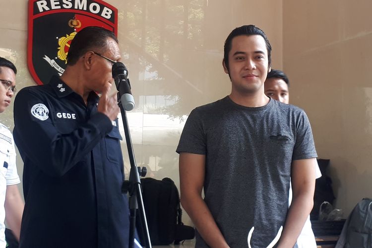 Tersangka dugaan penganiayaan, artis peran Kriss Hatta (31) diserahkan ke Kejaksaan Negeri Jakarta Selatan oleh penyidik Subdit Resmob Ditreskrimun Polda Metro Jaya, Kamis (19/8/2019).