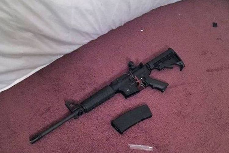 Senapan AR-15 curian yang ditemukan petugas tersimpan di bawah kasur seorang remaja berusia 17 tahun.