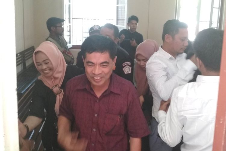 Sekretaris KPU Kota Makassar Sabri (merah) saat tersenyum usai mendengarkan dakwaan jaksa penuntut umum dalam kasus dugaan korupsi dana hibah Pilwalkot Makassar di Pengadilan Negeri Makassar, Kamis (19/9/2019).