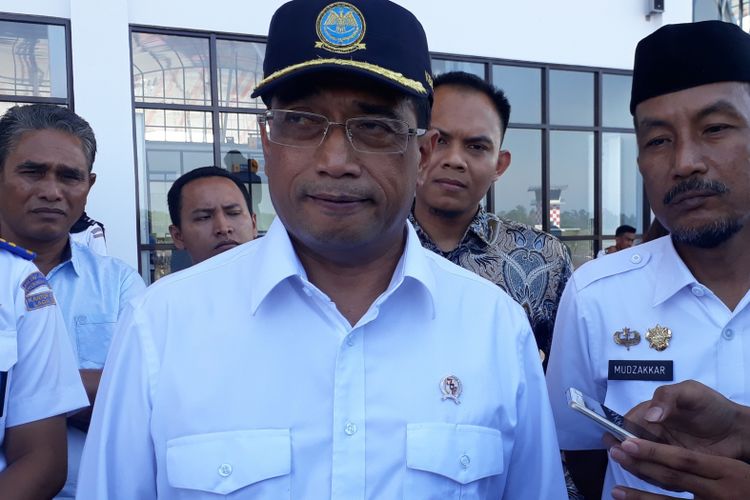 Menteri Perhubungan Budi Karya Sumadi saat meninjau kesiapan bandara Laga Ligo Bua di Luwu, Sulawesi Selatan, Rabu (12/9/2018).