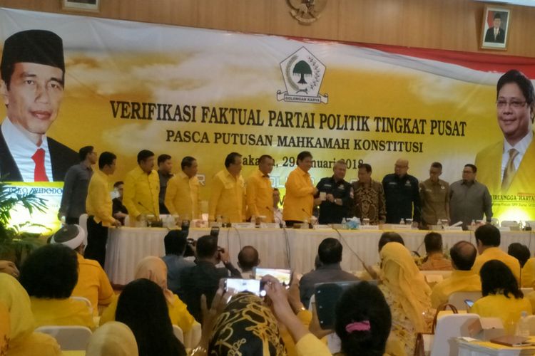 Para pengurus Partai Golkar bersama pimpinan KPU dan Bawaslu di Kantor DPP Golkar, Jakarta, Senin (29/1/2018)