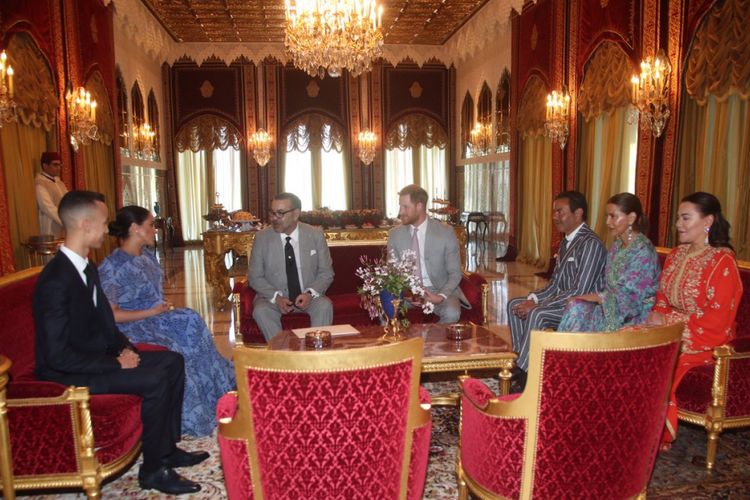 Pangeran Harry (empat dari kanan) bersama Meghan Markle (dua dari kiri) saat bertemu keluarga kerajaan Maroko, Senin (25/2/2019).
