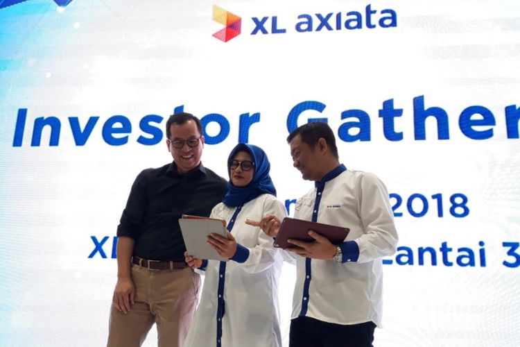 Direktur Utama XL Axiata Dian Siswarini dan Direktur Keuangan Mohamed Adlan di Jakarta, Kamis(13/9/2018).