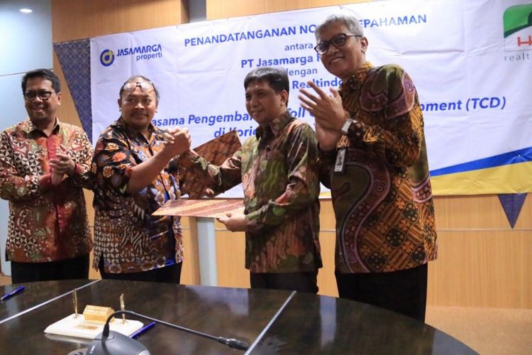 Penandatanganan nota kesepahaman antara PT Jasamarga Properti (JMP) dengan PT Puradelta Lestari Tbk dan PT HK Realtindo di kantor pusat Jasa Marga, Jakarta, Jumat (21/12/2018).