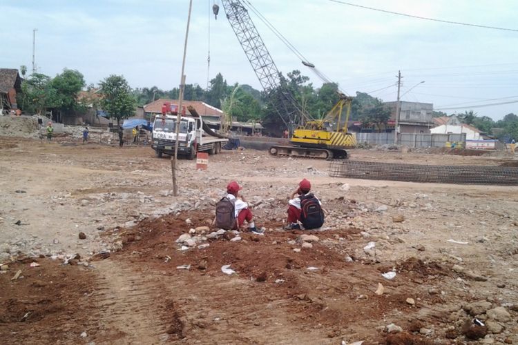 Siswa sekolah dasar, saat melihat proses pembangunan jalan tol di Protomulyo Kaliwungu. KOMPAStravel  /Slamet Priyatin 